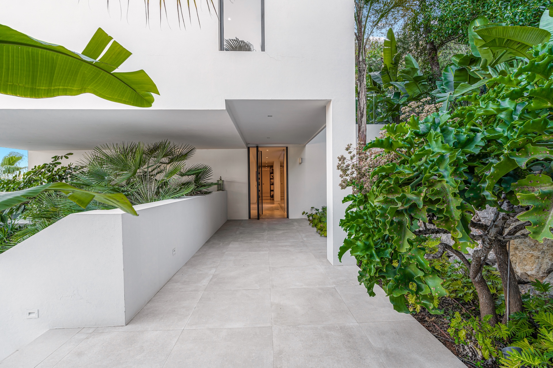 Resa Estates luxury vila Can Furnet modern Villa moderna entrance.jpg